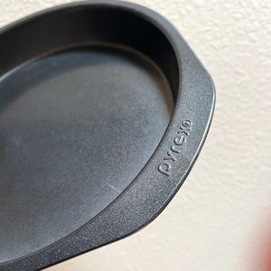 Pyrex Cake Tin Round. makes 9" inch Diameter cake. two handles. metal. coated.